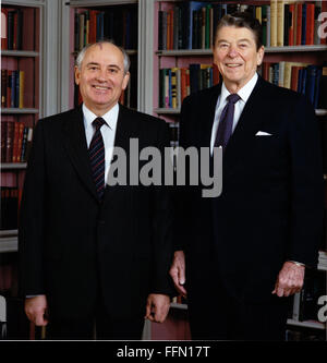 Washington, District Of Columbia, USA. 11. Januar 2010. US-Präsident Ronald Reagan und Generalsekretär der kommunistischen Partei der Sowjetunion Mikhail Sergeyevich Gorbachev posieren für ein Porträt in der Bibliothek am Dienstag, den 8. Dezember 1987.Mandatory Credit: Bill Fitz-Patrick - weißen Haus über CNP © Bill Fitz-Patrick/CNP/ZUMA Draht/Alamy Live News Stockfoto