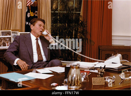 Washington, District Of Columbia, USA. 7. Januar 2010. US-Präsident Ronald Reagan spricht am Telefon von seinem Schreibtisch im Oval Office des weißen Hauses in Washington, DC am Dienstag, den 28. Juli 1981.Mandatory Credit: Karl H. Schumacher - weißen Haus über CNP © Karl H. Schumacher/CNP/ZUMA Draht/Alamy Live News Stockfoto