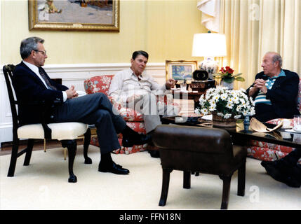 Washington, District Of Columbia, USA. 22. November 2009. US-Präsident Ronald Reagan, Center, trifft sich mit National Security Advisor Frank Carlucci, links, und US-Außenminister George Shultz, Recht, in der Residenz des White House in Washington, DC am Sonntag, 25 Oktober, 1987.Â die beiden Männer dem Präsidenten auf ihrem jüngsten Treffen in Moscow.Mandatory Credit berichtet: Mary Anne Fackelman-Miner - weißen Haus über CNP © Mary Anne Fackelman-Bergmann/CNP/ZUMA Draht/Alamy Live News Stockfoto