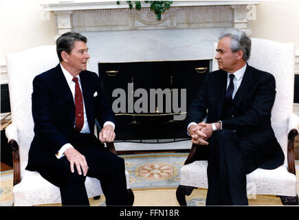 Washington, District Of Columbia, USA. 11. Januar 2010. US-Präsident Ronald Reagan trifft auf Montag, 23. Juni 1986 mit Botschafter Botschafter Yury Vladimirovich Dubinin von der Union der Sozialistischen Sowjetrepubliken im Oval Office. Es war das erste Treffen für die beiden Männer. Dubinin ist der neue sowjetische Botschafter in der United States.Mandatory Kredit: Bill Fitz-Patrick - weißen Haus über CNP © Bill Fitz-Patrick/CNP/ZUMA Draht/Alamy Live News Stockfoto