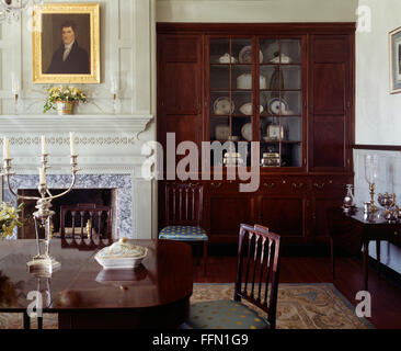 Ölportrait über Kamin in Weihnachten Wohnzimmer mit gestreiften Tapeten