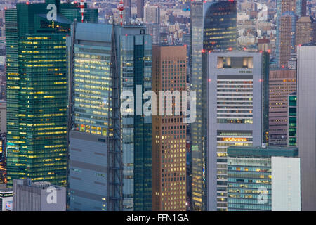 Eine Dämmerung Tele Ansicht zeigt er Shiodome Geschäft Komplex erhebt sich hoch über die umliegenden Gebäude im Stadtteil Shimbashi Stockfoto