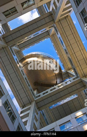 Ein niedrige Aussichtspunkt himmelwärts betont die komplexe architektonische Struktur, die im Vorfeld der Globus-förmigen Observatoriums der Stockfoto