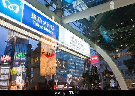 Eine Dämmerung im Weitwinkel zeigt den Tokyo Metro Subway-Eingang an der Aoyama Dori Avenue und Omotesando Avenue in der gehobenen Stockfoto