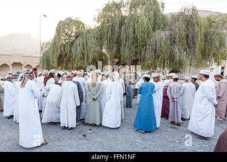Omanische Männer auf dem Markt in Nakhl, Oman Stockfoto