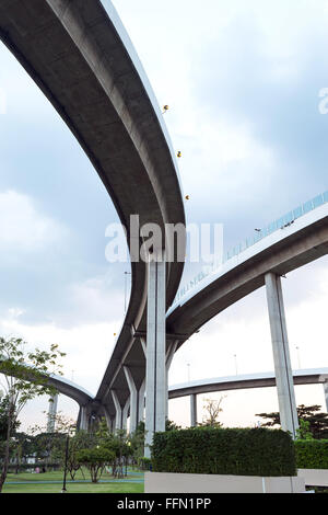 Ansicht von unten auf den erhöhten Himmel. Stockfoto