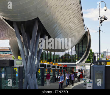 Slough Busbahnhof in Slough Zentrum ist ein elegante neues Gebäude, entworfen von Bblur Architekten mit einem geschwungenen Dach des Gebäudes