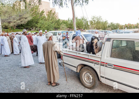 Omanische Männer auf dem Markt in Nakhl, Oman Stockfoto