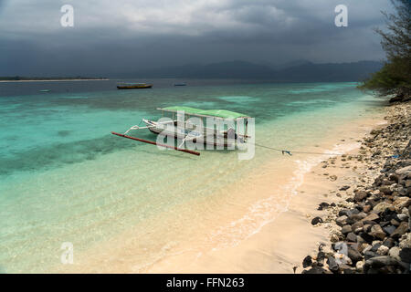 Ausleger-Kanu am Strand auf der kleinen Insel Gili Meno, Lombok, Indonesien, Asien Stockfoto