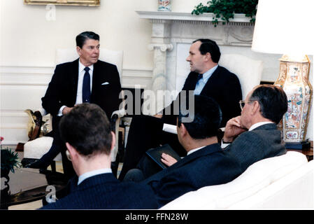 Washington, District Of Columbia, USA. 11. Januar 2010. US-Präsident Ronald Reagan trifft mit Unterstaatssekretär des Staates Michael Armacost im Oval Office des weißen Hauses in Washington, DC am Mittwoch, 11. März 1987. Auch Teilnehmer des Treffens sind: US-Vizepräsident George H.W. Bush, ganz rechts, General Colin Powell und einem nicht identifizierten Mitarbeiter der National Security Council. Obligatorische Credit: Mary Anne Fackelman-Miner - weißen Haus über CNP © Mary Anne Fackelman-Bergmann/CNP/ZUMA Draht/Alamy Live-Nachrichten Stockfoto