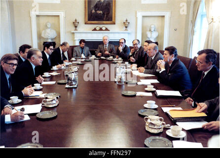 Washington, District Of Columbia, USA. 22. November 2009. US-Präsident Ronald Reagan führt Gespräche mit Premierminister Yitzhak Shamir Israel in der Cabinet Room im Weißen Haus in Washington, DC am Samstag, 14. Mai, 1983.Â. Obligatorische Credit: Michael Evans - weißen Haus über CNP © Michael Evans/CNP/ZUMA Draht/Alamy Live-Nachrichten Stockfoto