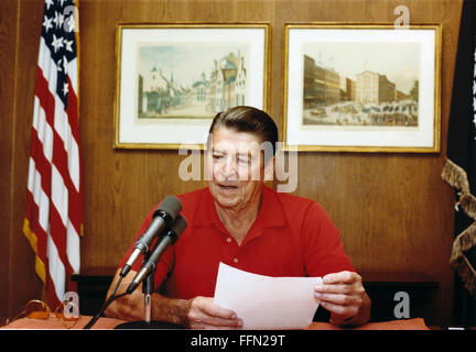 Thurmont, Maryland, USA. 22. November 2009. US-Präsident Ronald Reagan gibt seiner wöchentlichen Radioansprache an die Nation von Camp David, in der Nähe von Thurmont, Maryland, am Samstag, den 4. September 1982Â. Obligatorische Credit: Jack Kightlinger - weißen Haus über CNP © Jack Kightlinger/CNP/ZUMA Draht/Alamy Live-Nachrichten Stockfoto