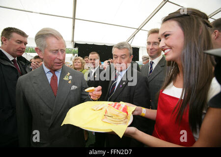 Charles, Prinz von Wales (Charles Philip Arthur George, geboren 14. November 1948), ist der ältester Sohn und Thronfolger von Königin Elizabeth II. Bekannt alternativ in South West England als Herzog von Cornwall und Schottland als Duke of Rothesay, er ist der am längsten amtierende Thronfolger in der britischen Geschichte, er bekleidete die Position seit 1952.  Er ist auch der älteste Mensch, seit Sophia von Hannover (die Erben mutmaßlichen Queen Anne), der nächste in der Thronfolge sein, die im Jahre 1714 im Alter von 83 Jahren gestorben. Charles wurde als der erste Enkel von König George VI. und Königin Elizabeth im Buckingham Palace geboren. H Stockfoto