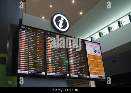 Flug-Informationen zum Check-in-Board bei KLIA2, Kuala Lumpur. Stockfoto