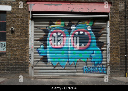 Shoreditch & Hoxton Bereich street-Art. Bemalte Monster Bilder auf ein Fenster. Stockfoto