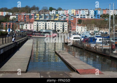 Entlang der Harbourside Bristol Liegeplätze für Boote und Reihenhäuser am Hang außen bemalte Wände eine Vielzahl von Farben. Stockfoto