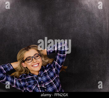 Zusammengesetztes Bild blonde Hipster auf dem Boden liegend Stockfoto