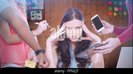 Zusammengesetztes Bild des Porträts von depressiv Geschäftsfrau mit Kopf in Händen Stockfoto