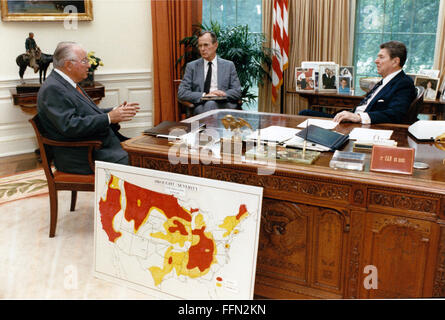 Washington, District Of Columbia, USA. 11. Januar 2010. US-Präsident Ronald Reagan, rechts, und US-Vizepräsident George H.W. Bush, center, besprechen Sie die Dürre mit US Minister fuer Landwirtschaft Richard Lyng, links im Oval Office am Donnerstag, den 23. Juni 1988.Mandatory Credit: Mary Anne Fackelman-Miner - weißen Haus über CNP © Mary Anne Fackelman-Bergmann/CNP/ZUMA Draht/Alamy Live News Stockfoto