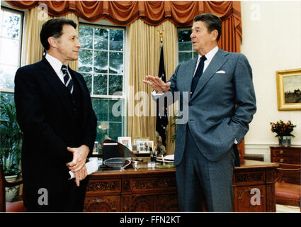 Washington, District Of Columbia, USA. 11. Januar 2010. US-Präsident Ronald Reagan trifft sich mit US-Verteidigungsminister Caspar Weinberger im Oval Office am Dienstag, 11. Oktober 1983 vor dem Abflug der Sekretär für Seoul, Südkorea, wo er den Präsidenten bei Trauerfeiern für koreanische Regierungsbeamte über das Wochenende getötet vertreten wird. Obligatorische Credit: Bill Fitz-Patrick - weißen Haus über CNP © Bill Fitz-Patrick/CNP/ZUMA Draht/Alamy Live-Nachrichten Stockfoto