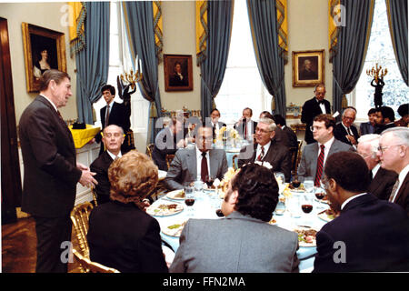 22. November 2009 - Washington, District Of Columbia, Vereinigte Staaten von Amerika - US-Präsident Ronald Reagan Adressen arbeiten Mittagessen im blauen Zimmer am Donnerstag, 21. Januar 1982 auf dem Enterprise Zone-Programm statt. Anwesend bei der Kopftabelle vom Präsidenten der linken: Bürgermeister Donald Schaefer von Baltimore, Maryland; US Secretary Of Housing And Urban Development Samuel Pierce; Howard Scaggs, Präsident der American National Building and Loan, Baltimore, MD; Rich Williamson, Assistent des Präsidenten für zwischenstaatliche Angelegenheiten; William Verity, Vorsitzender des Presidential Task Forc Stockfoto