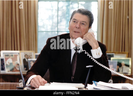 Washington, District Of Columbia, USA. 10. Januar 2010. US-Präsident Ronald Reagan Adressen der 15. ordentlichen Marsch für das Leben von Telefon-Anschluss aus dem Oval Office des weißen Hauses in Washington, DC auf Freitag, 22. Januar 1988. Der Präsident sprach mit Nellie Gray.Mandatory Credit: Susan Biddle - weißen Haus über CNP © Susan Biddle/CNP/ZUMA Draht/Alamy Live News Stockfoto