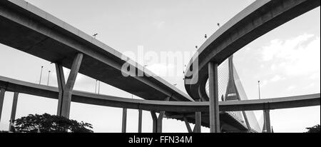 Ansicht von unten auf den erhöhten Himmel. Stockfoto