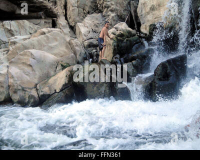 Rodriguez, Philippinen. 16. Februar 2016. Filipinos nehmen Sie ein Bad am stillgelegten Wawa Dam in der Gemeinde von Rodriguez, Rizal Provinz östlich von Manila, Philippinen. Nach der philippinischen Staat Wetteramt rund 30 Provinzen könntet Dürre dies kommenden März, und gilt im April mit ihren Höhepunkt voraussichtlich im Mai treffen zu intensivieren und wird betrachtet, um eine geschätzte 54 Provinzen des Landes zu beeinflussen. © Paolo Pizzi/Pacific Press/Alamy Live-Nachrichten Stockfoto