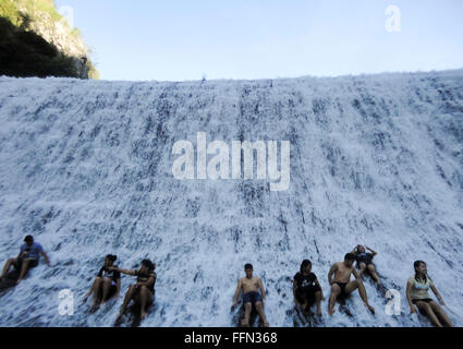 Rodriguez, Philippinen. 16. Februar 2016. Filipinos nehmen Sie ein Bad am stillgelegten Wawa Dam in der Gemeinde von Rodriguez, Rizal Provinz östlich von Manila, Philippinen. Nach der philippinischen Staat Wetteramt rund 30 Provinzen könntet Dürre dies kommenden März, und gilt im April mit ihren Höhepunkt voraussichtlich im Mai treffen zu intensivieren und wird betrachtet, um eine geschätzte 54 Provinzen des Landes zu beeinflussen. © Paolo Pizzi/Pacific Press/Alamy Live-Nachrichten Stockfoto