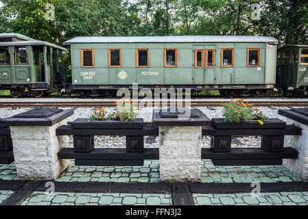 Retro-Speisewagen auf Mokra Gora Station des Sargan acht Schmalspur-Museumsbahn in Serbien, läuft Sargan Vitasi Station Stockfoto