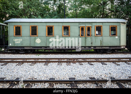 Retro-Speisewagen auf Mokra Gora Station des Sargan acht Schmalspur-Museumsbahn in Serbien, läuft Sargan Vitasi Station Stockfoto