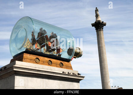 Die vierte Plinthe am Trafalgar Square, mit Schiff in einer Flasche und Nelson Säule. Stockfoto