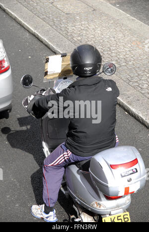 Azubi Taxifahrer in London "The Knowledge" auf einem Roller zu tun. Stockfoto