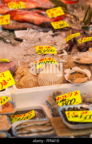 Rohe Meeresfrüchte Verkauf auf Markt in Japan Stockfoto