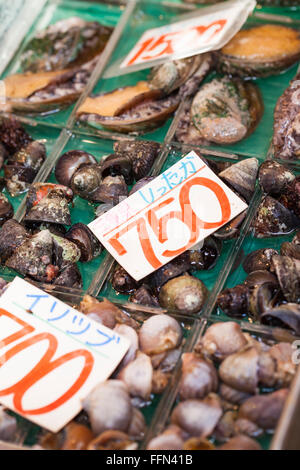 Rohe Meeresfrüchte Verkauf auf Markt in Japan Stockfoto