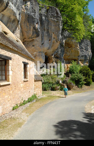 St-Circ, Dordogne, Lage der Grotte du Sorcier. Es gibt Spuren einer mittelalterlichen Festung in der angrenzenden Kalksteinfelsen. Stockfoto