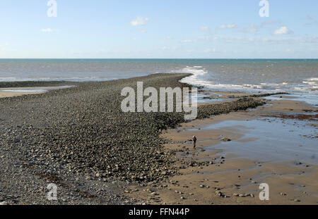 Der Causeway, bekannt als Sarn Cynfelin am Wallog auf dem Küstenpfad Ceredigion zwischen Clarach und Borth. Stockfoto