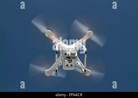 Eine DJI Phantom 3 Professional Quadcopter (oft als eine Drohne) von unten gesehen. Stockfoto