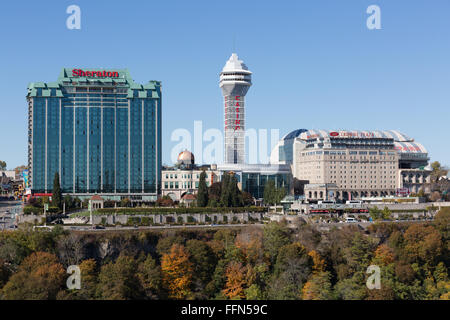 Stadt von Niagara Falls, von den amerikanischen Horseshoe Falls aus gesehen Stockfoto