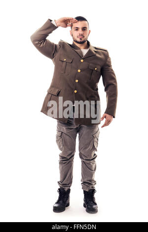 Bärtiger Mann beim Tragen der militärischen Uniform salutieren. Studio gedreht. Isoliert Stockfoto