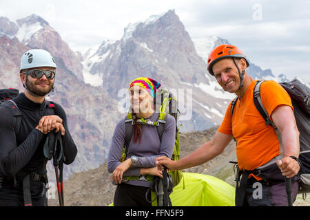 Fröhliche Mountain Climbers Porträt Stockfoto