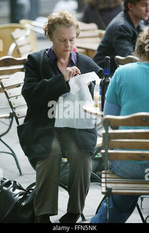 Cate Blanchett und Judi Dench am Set von... Notes on a Scandal... London Islington 12 Bilder (Kredit Bild © Jack Ludlam) Stockfoto