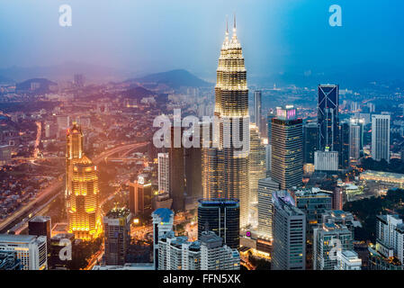 Luftaufnahme der Stadt Kuala Lumpur und die Petronas Towers, Malaysia, Südostasien bei Nacht Stockfoto
