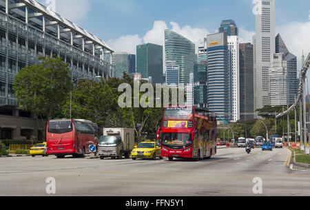 Straßenszene in Singapur mit dem Central Business District (CBD) im Hintergrund, Singapur, Asien Stockfoto