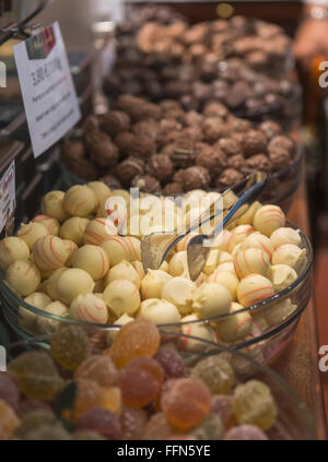 Belgische Pralinen auf dem Display in einen Schokoladenladen in Brüssel, Belgien Stockfoto