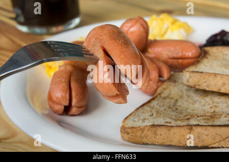 Frühstück Würstchen Ei-Toast auf Platte Stockfoto