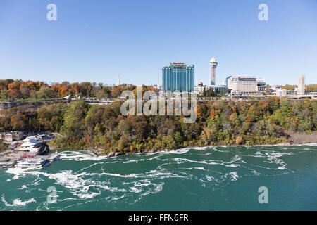 Stadt von Niagara Falls, von den amerikanischen Horseshoe Falls aus gesehen Stockfoto