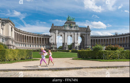 Parc du Cinquantenaire und dem Triumphbogen, Brüssel, Belgien, Europa im Sommer Stockfoto