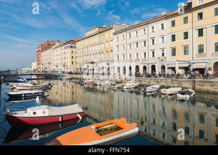 Grand Canal in Triest, Italien, Europa mit Booten und alte Gebäude säumen den Kanal direkt am Wasser in der Stadt Stockfoto