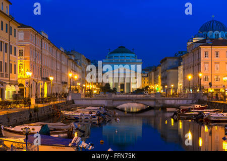 Der Grand Canal, Triest, Italien, Europa - mit alten historischen Gebäuden und Boote beleuchtete am Wasser Stockfoto